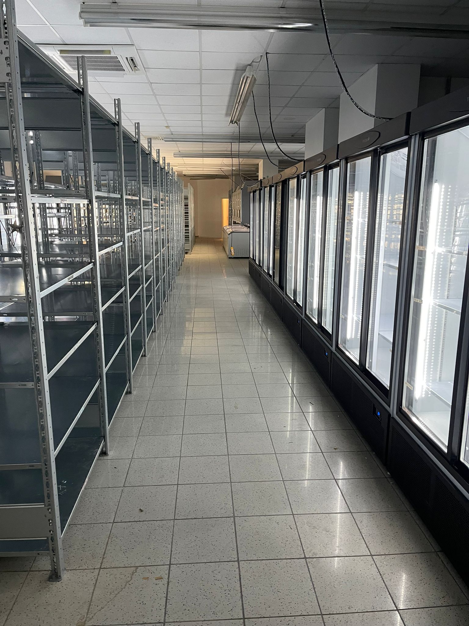 Kühlregale mit Glastüren im Verkaufsgang